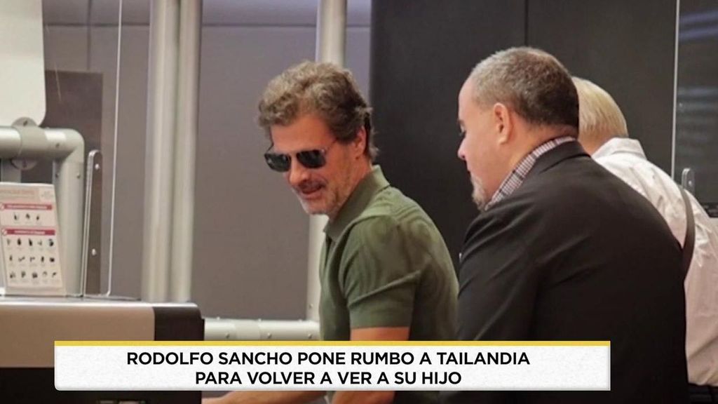 Rodolfo Sancho habla con la prensa desde el aeropuerto