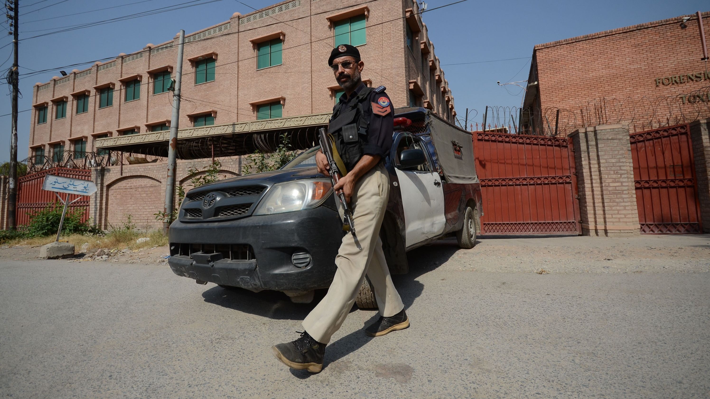 Un agente de la Policía de Pakistán