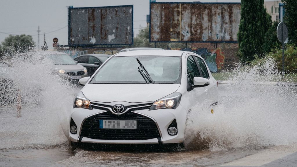 Un coche circula bajo la lluvia, a 2 de septiembre de 2023, en Castellón, Comunidad Valenciana (España).