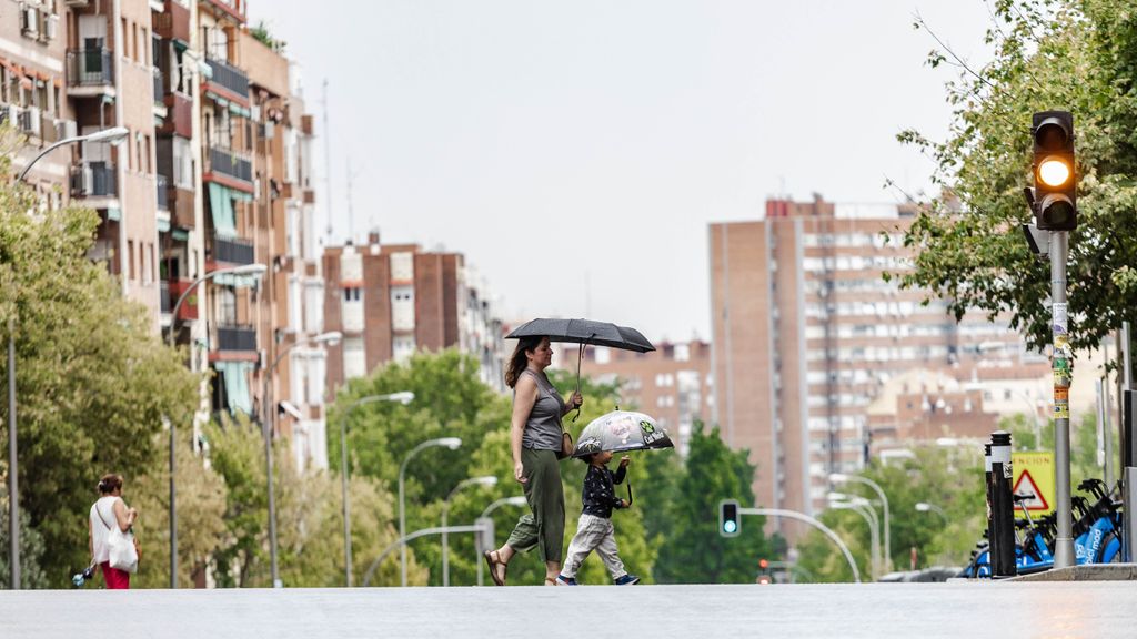 Varias personas caminan bajo la lluvia, a 2 de septiembre de 2023, en Madrid (España)