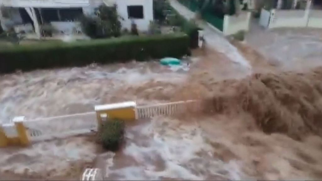 Calles anegadas en Alcanar por las intensas precipitaciones que ha causado la DANA