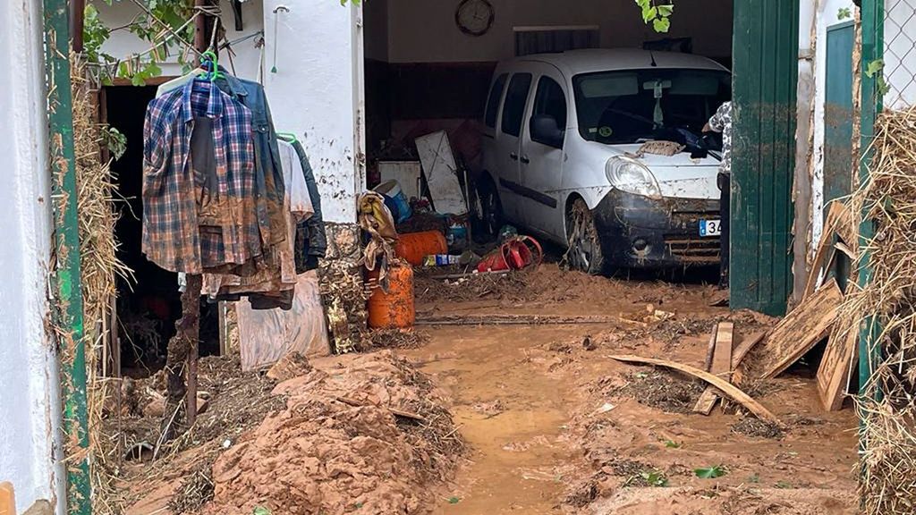 Calles anegadas, personas atrapadas, carreteras cortadas y trenes suspendidos por la DANA que azota a España