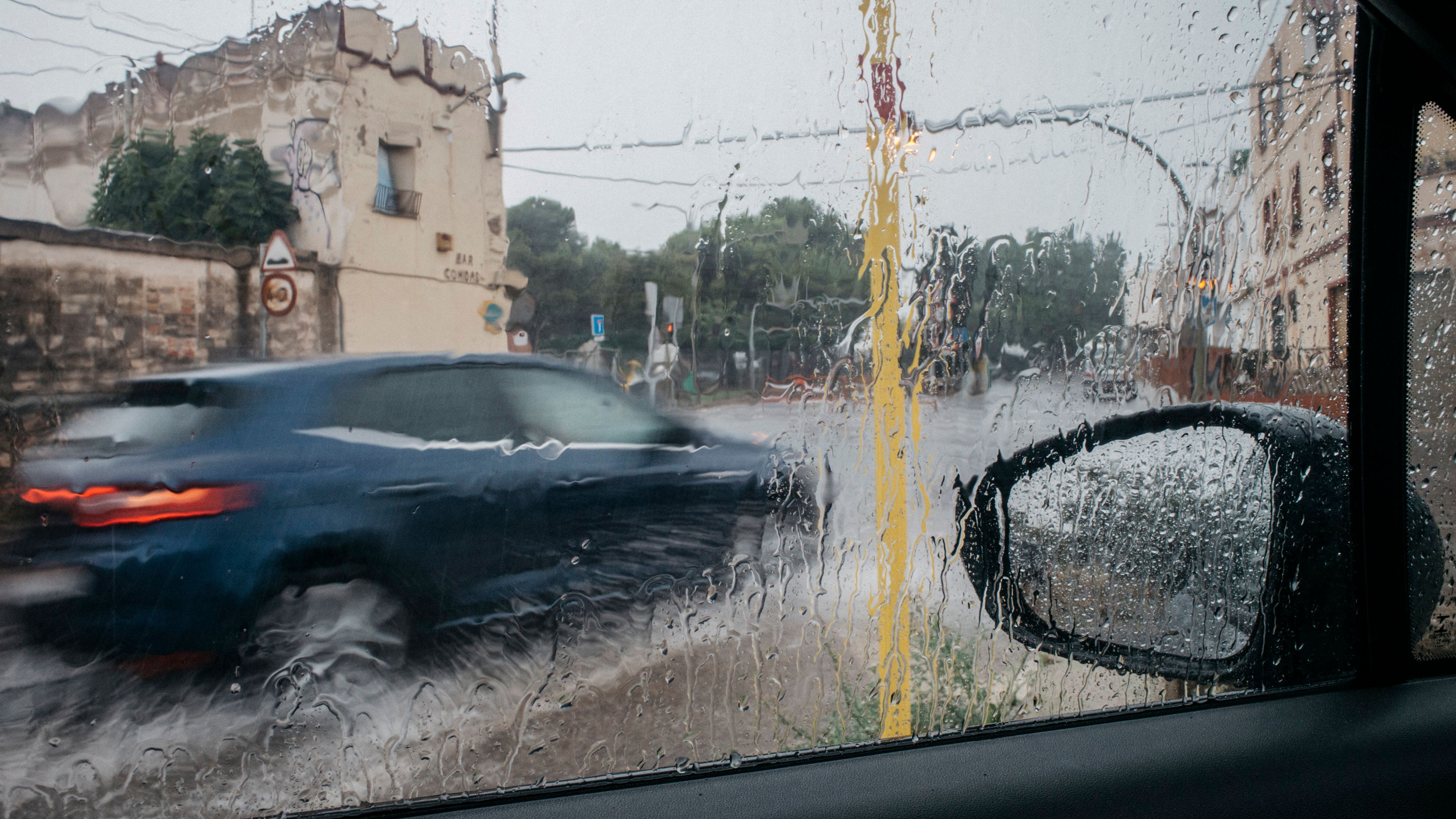 Calles y viales inundados en Castellón, rescates de vehículos atrapados y achiques de agua