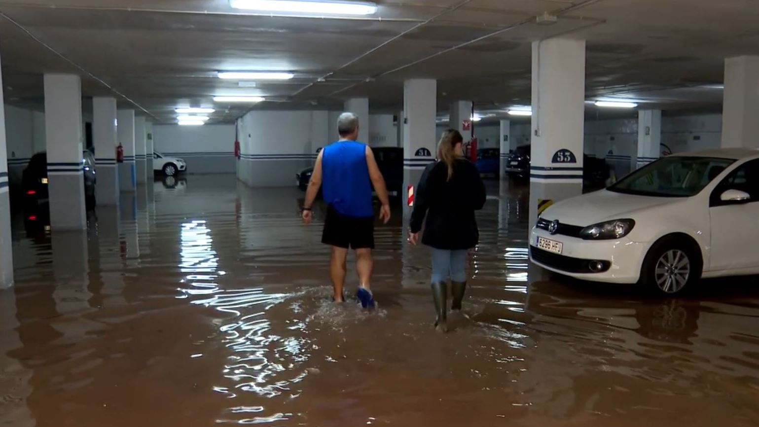 Calles y viales inundados en Castellón, rescates de vehículos atrapados y achiques de agua