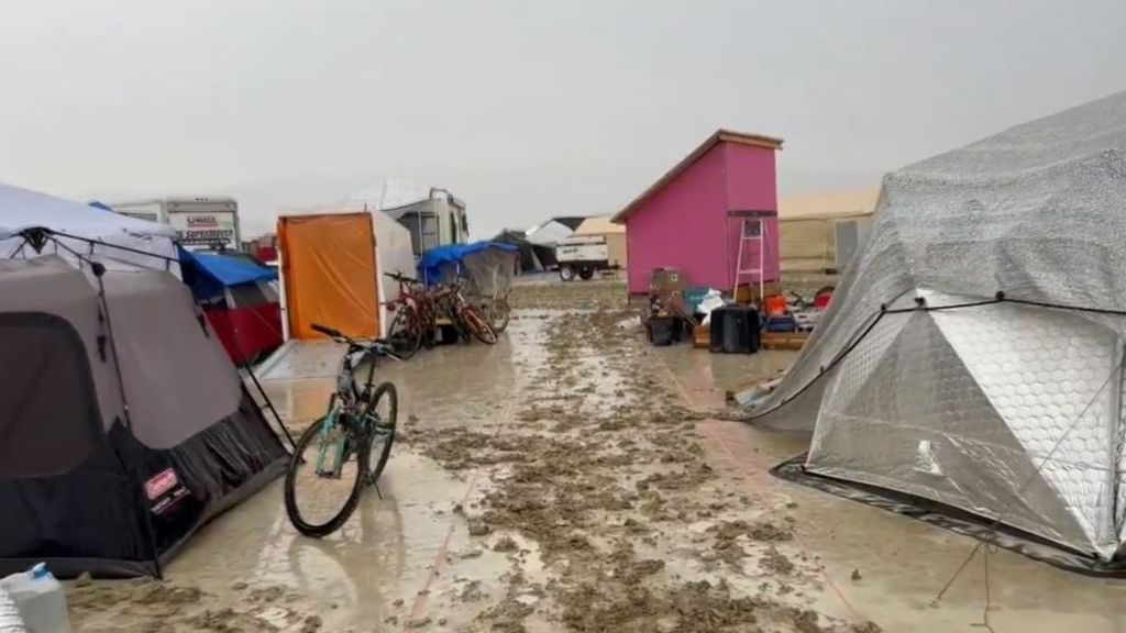 Decenas de miles de atrapados en el desierto de Nevada por las fuertes lluvias e inundaciones: iban a un festival