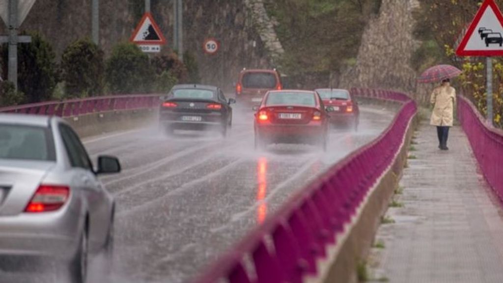 DGT: cómo conducir bajo la lluvia, en plena operación retorno y con DANA incluida