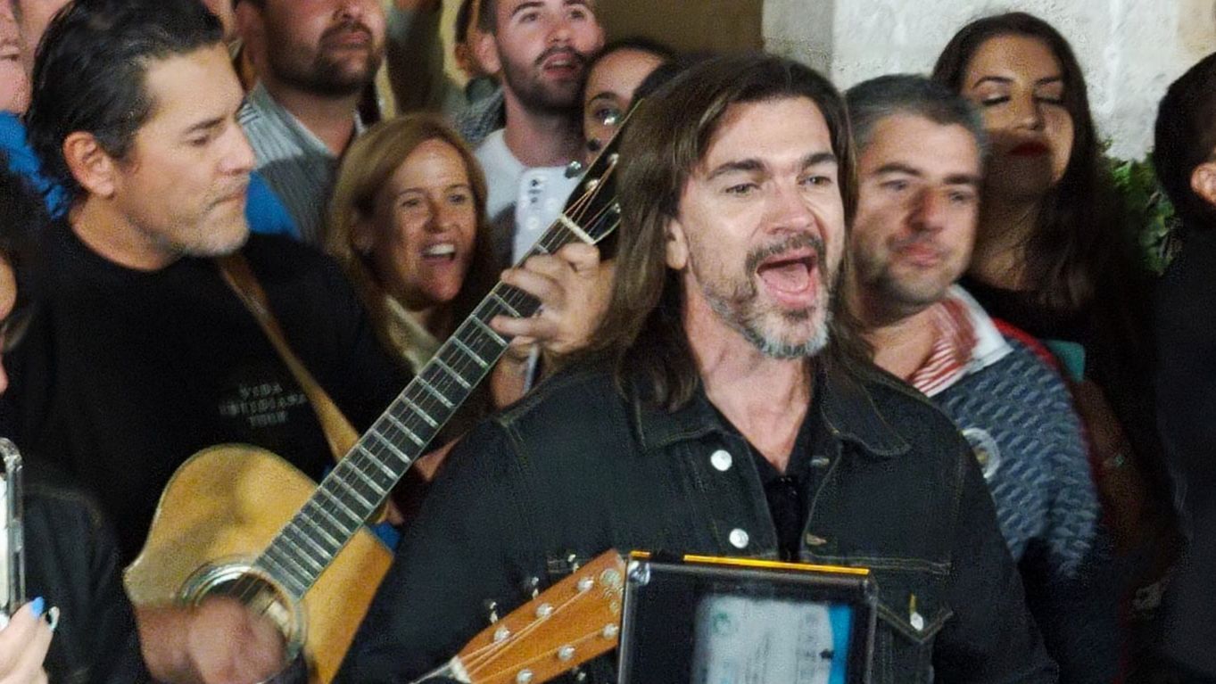 Juanes canta ante su público en la calle en Mérida tras anularse su concierto por lluvias