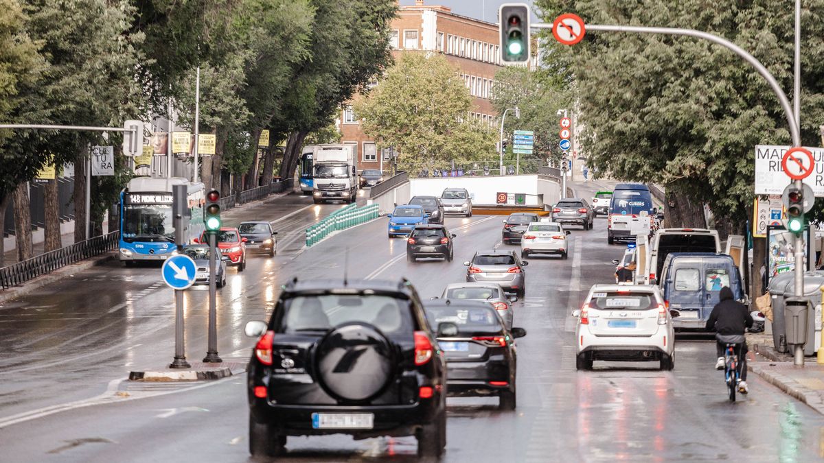 Varios coches circulan bajo la lluvia, a 2 de septiembre de 2023, en Madrid (España)