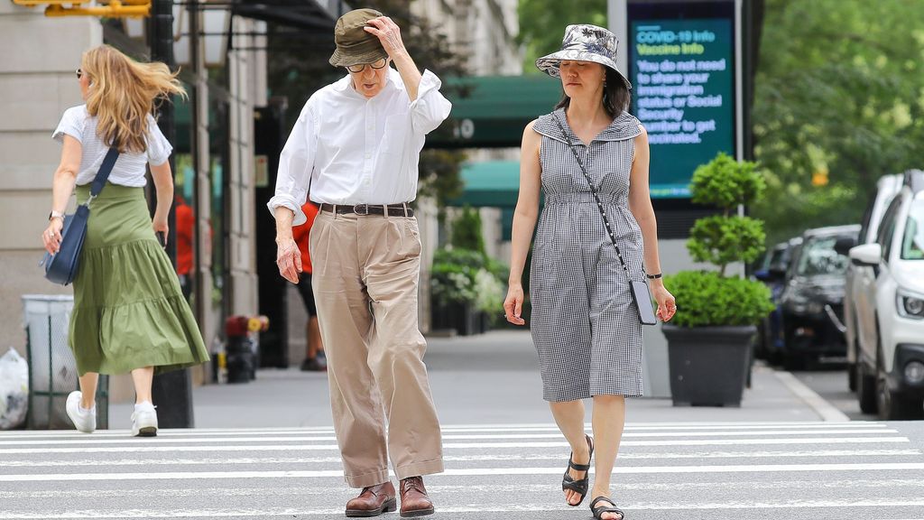 Allen junto a su esposa Soon Yi, con quien llevan casi 20 años juntos. Uno más de los que tenía ella cuando empezaron.