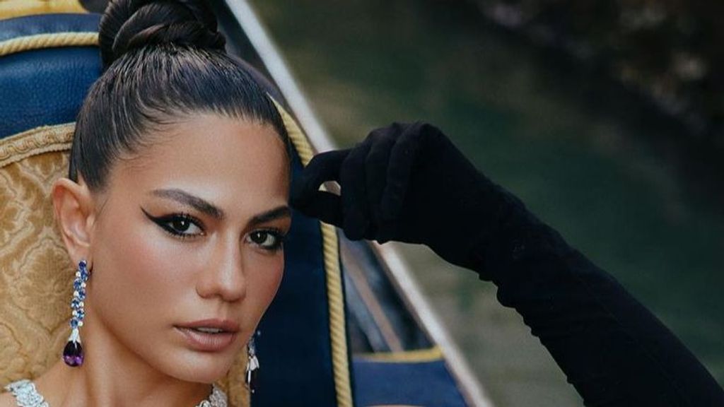 Demet Özdemir deslumbra en Venecia con su look inspirado en Audrey Hepburn