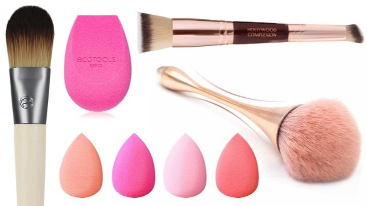 De izda. a dcha.: Brocha Gold, Brocha facial Gold para polvos y colorete, de Amelia Cosmetics (9,90€). Esponja de maquillaje Bioblender hecha con ingredientes ecofriendly para maquillaje fluido o en crema (9,50€). Pincel brocha de maquillaje 2 en 1 Hollywood Complexion Brush, de Charlotte Tilbury (45€). Miniesponjas de Kiko Cosmetics para bases de maquillaje y correctores con texturas fluidas y compactas (10,99€). Brocha 1202 Classic Foundation, de EcoTools para aplicar bases líquidas y en crema (6,50€).