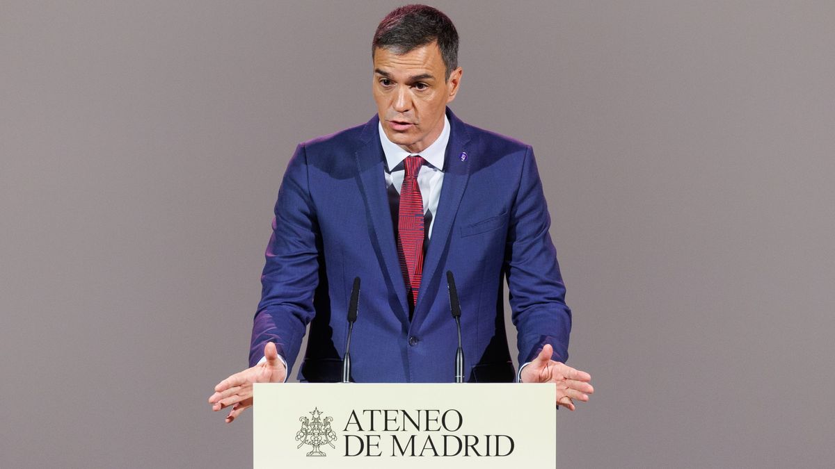 El presidente del Gobierno en funciones, Pedro Sánchez, durante su conferencia en el Ateneo de Madrid
