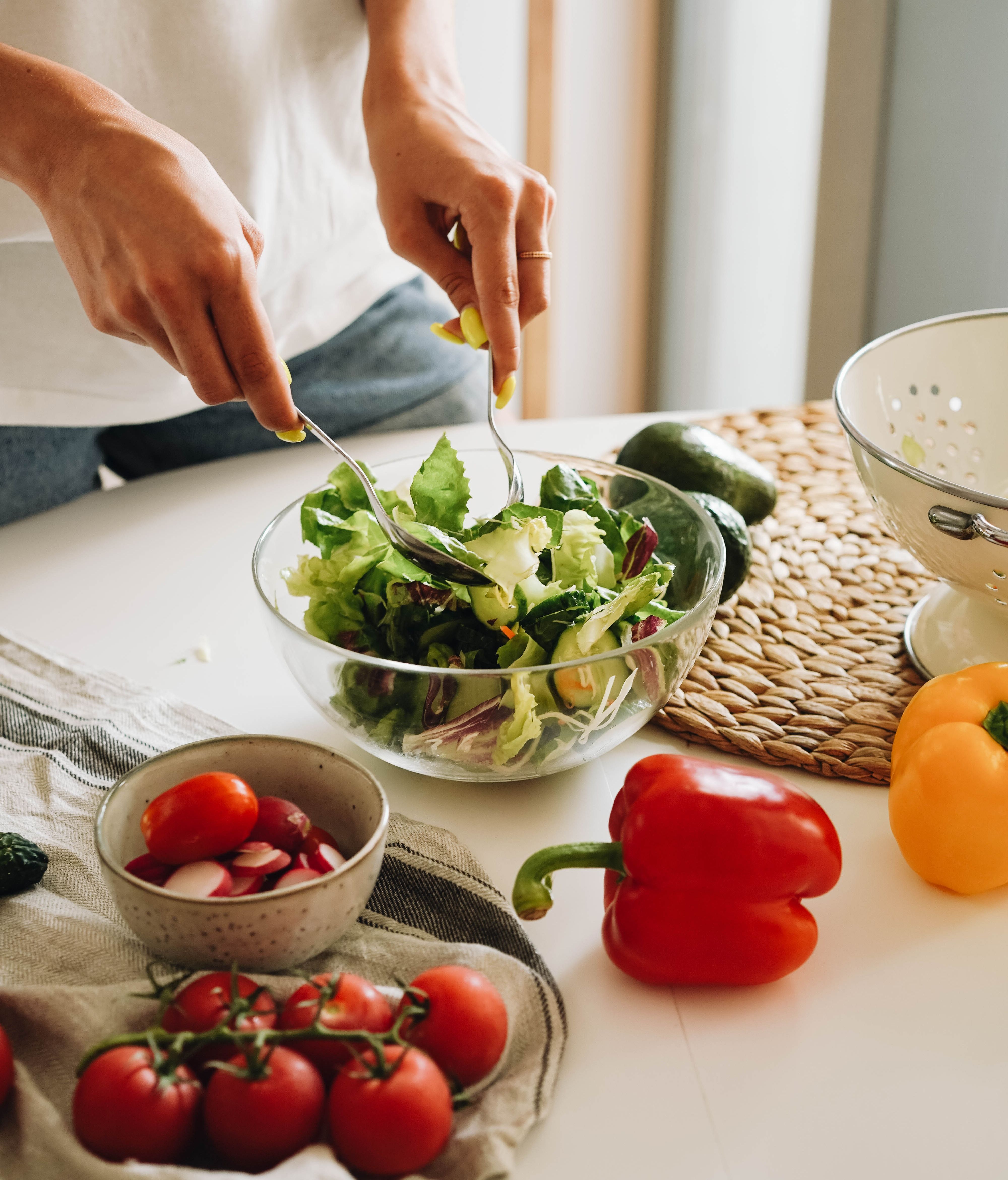 Imagen de una ensalada elaborada con verduras frescas