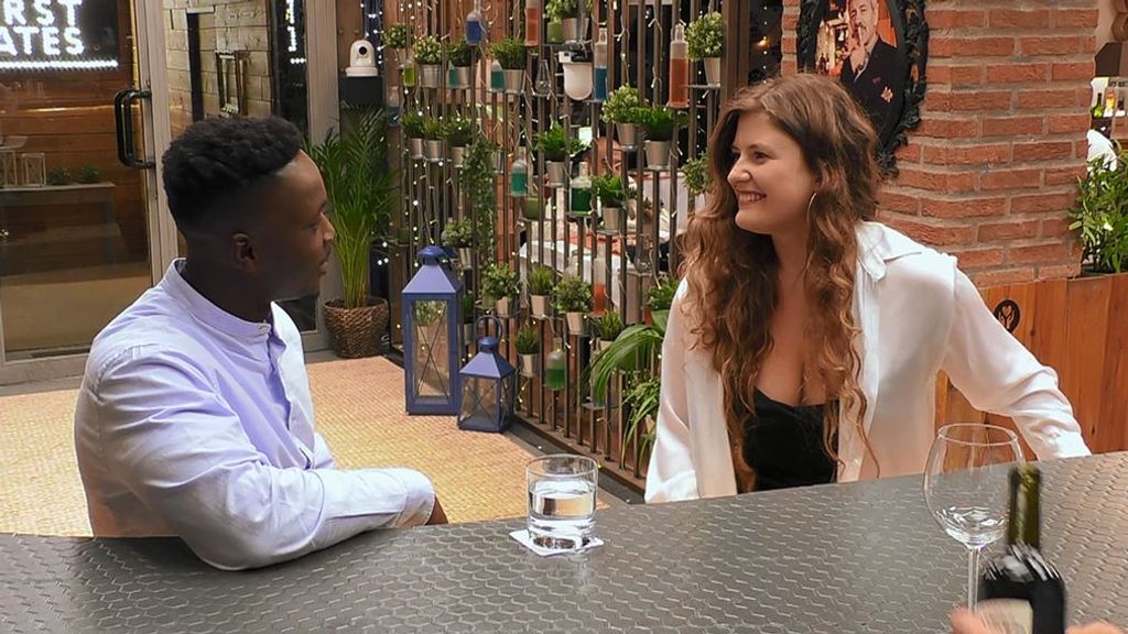 Mohamed y Daria durante su cita en 'First Dates'