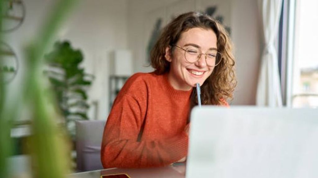 Mujer realiza una formación online.