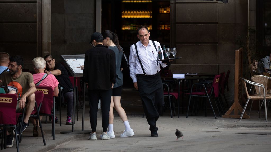 Un camarero sostiene una bandeja en la plaza Real de Barcelona