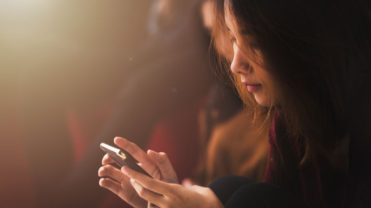 Un profesor tiktoker es detenido por mantener relaciones con un menor y contagiarle una ETS