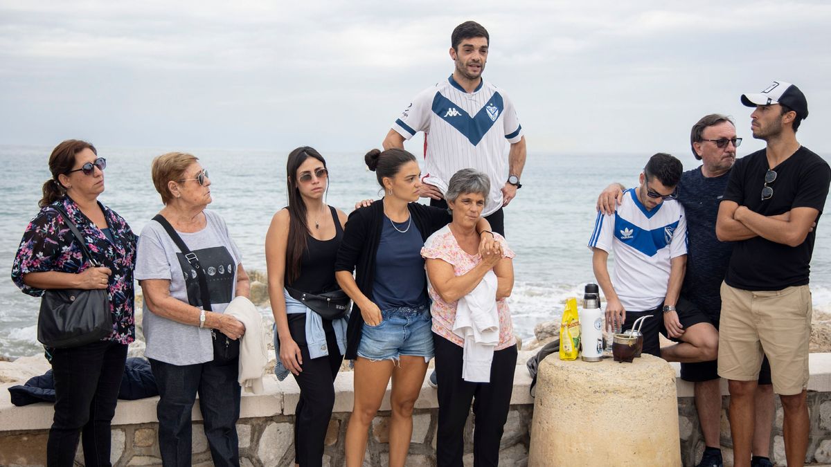 Unas 60 personas apoyan a la familia de los dos desaparecidos cuando hacían paddle surf en Málaga