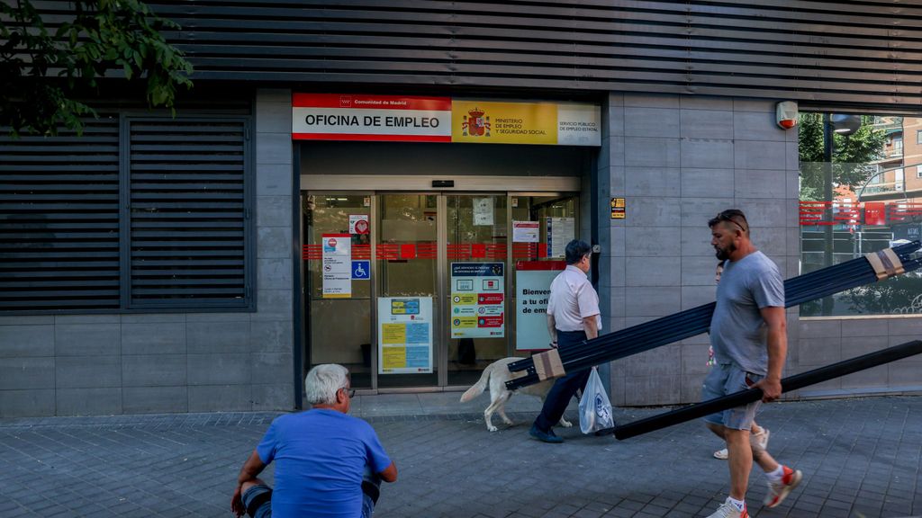 Varias personas pasan por delante de una oficina del SEPE en Madrid (España), a 2 de agosto de 2023.