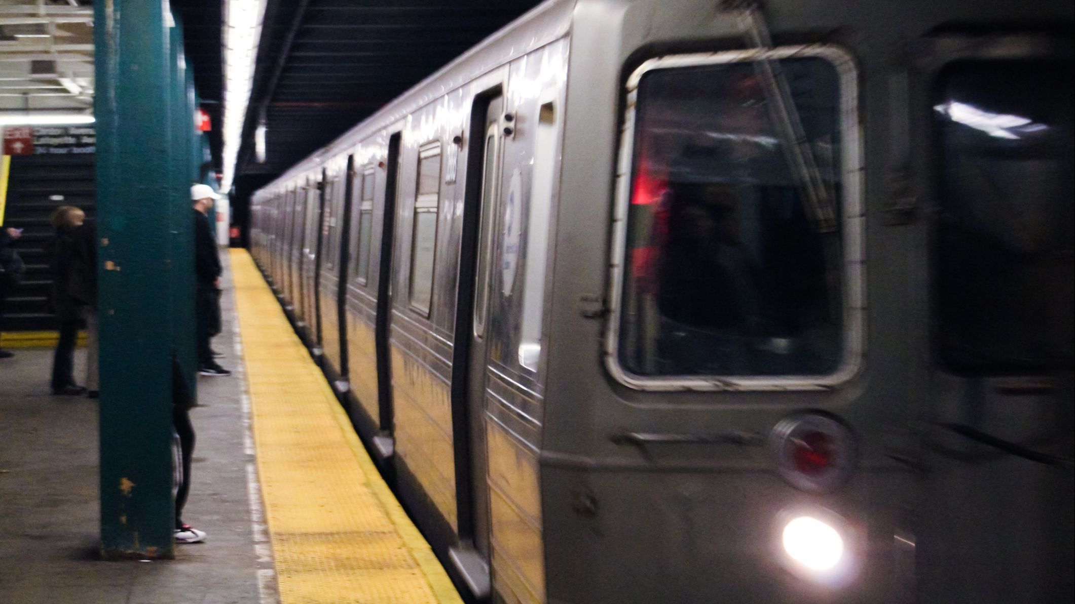 Brutal paliza en el metro de Nueva York: golpea 50 veces a una anciana con  su bastón