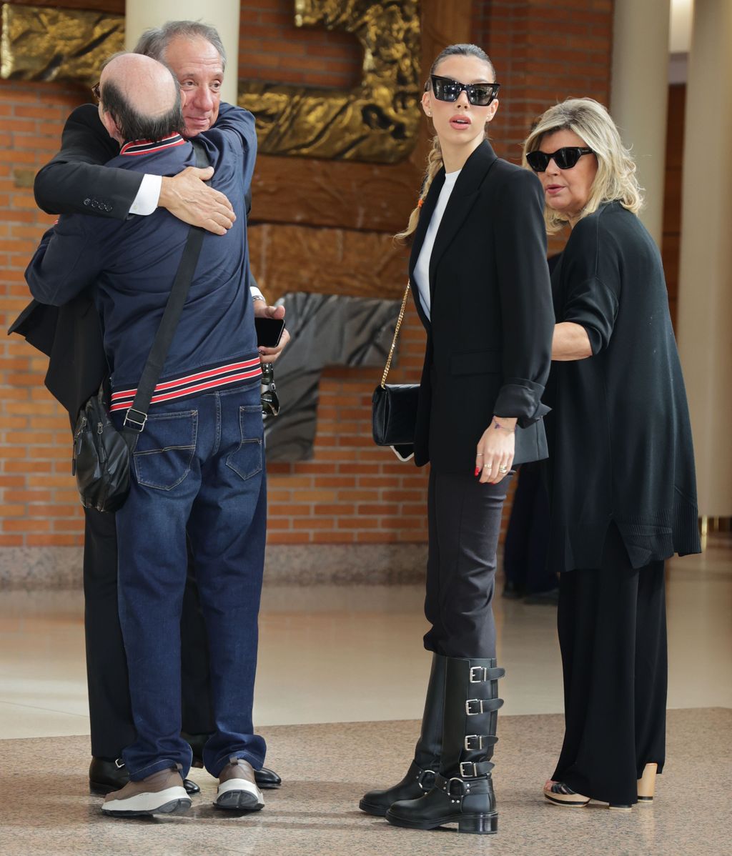 Alejandra Rubio, junto a sus padres en el Tanatorio de La Paz