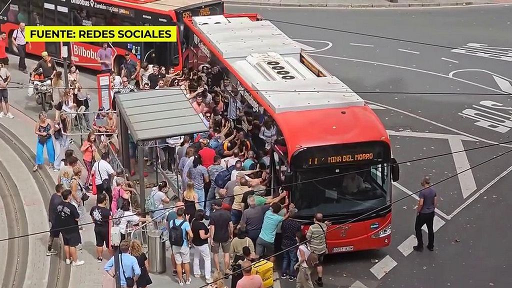 Decenas de bilbaínos levantan un autobús para salvar la vida a un anciano atropellado