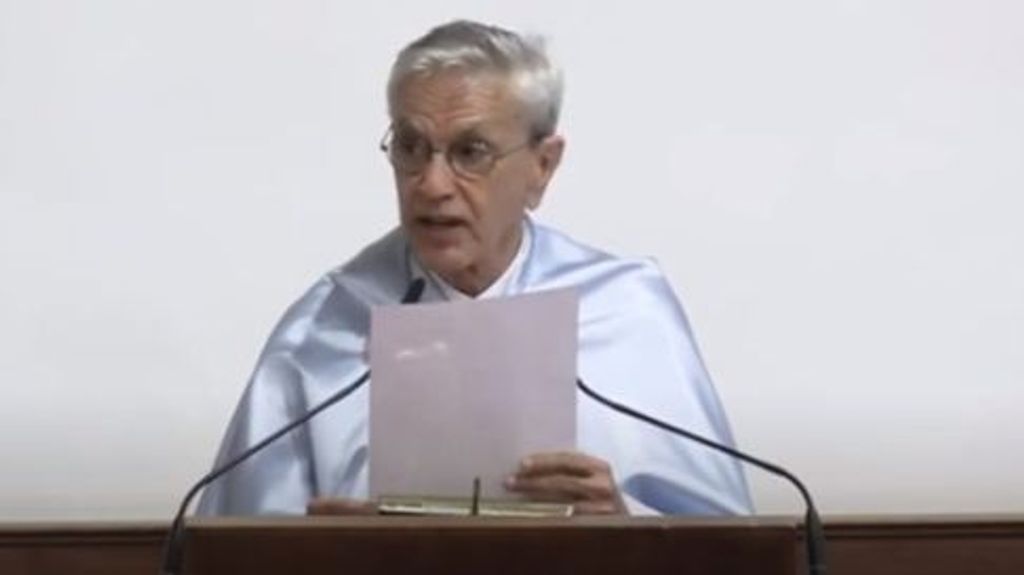 El ídolo del tropicalismo da el discurso de aceptación en la Universidad de Alamanca, el pasado martes.