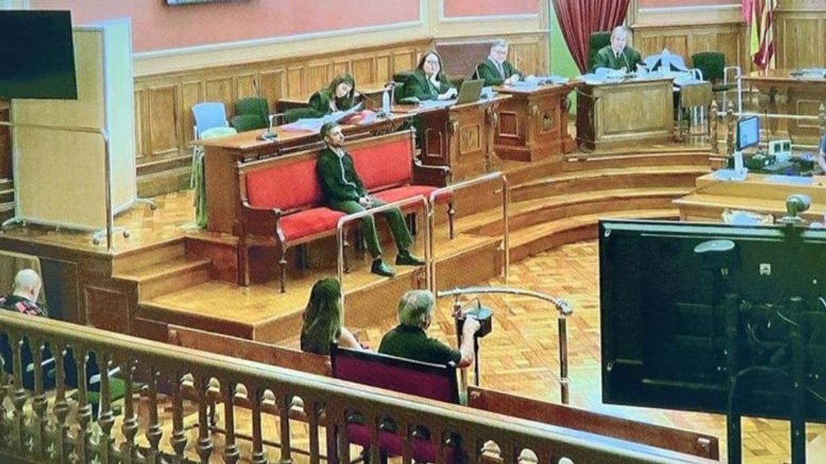 Imagen de la sesión del juicio a un acusado por matar a su exmujer asfixiándola con papel film en Manresa, Barcelona