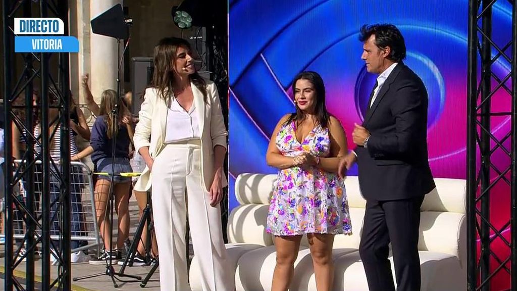 Ion Aramendi y Marta Flich junto a Sol Macaluso