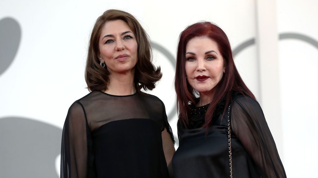 Sofía Coppola y Priscilla Presley asisten al estreno de 'Priscilla' en Venecia.