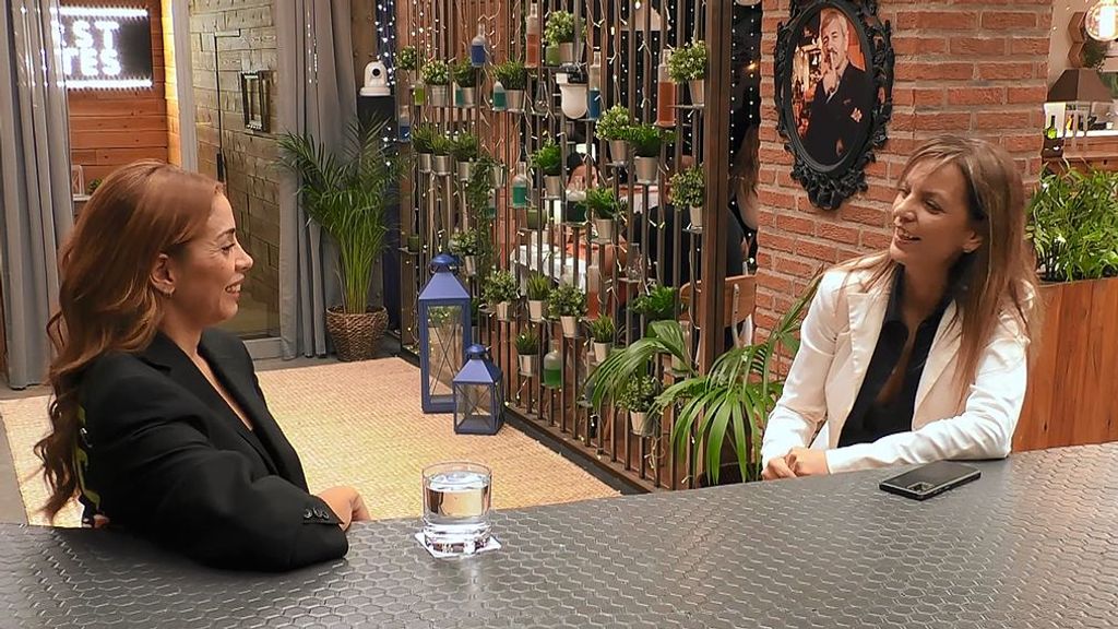 Sol y Carolina durante su cita en 'First Dates'