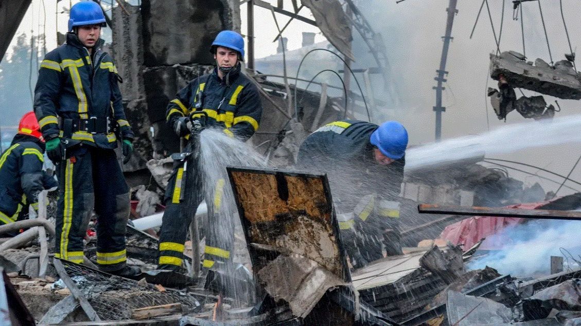 El momento del ataque ruso contra un mercado de Donetsk