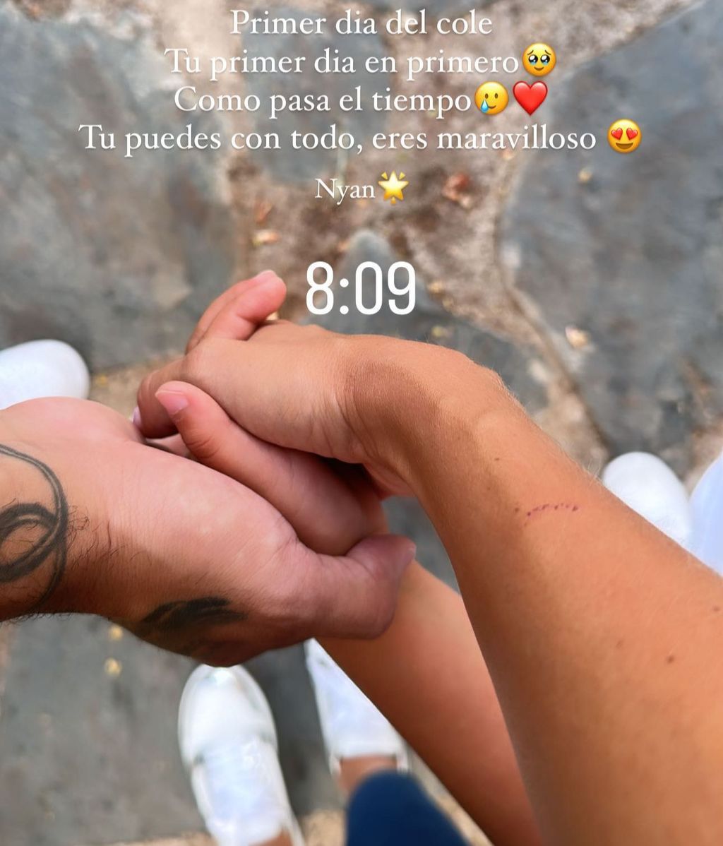 Aurah y Jesé acompañan a su hijo en su primer día de cole