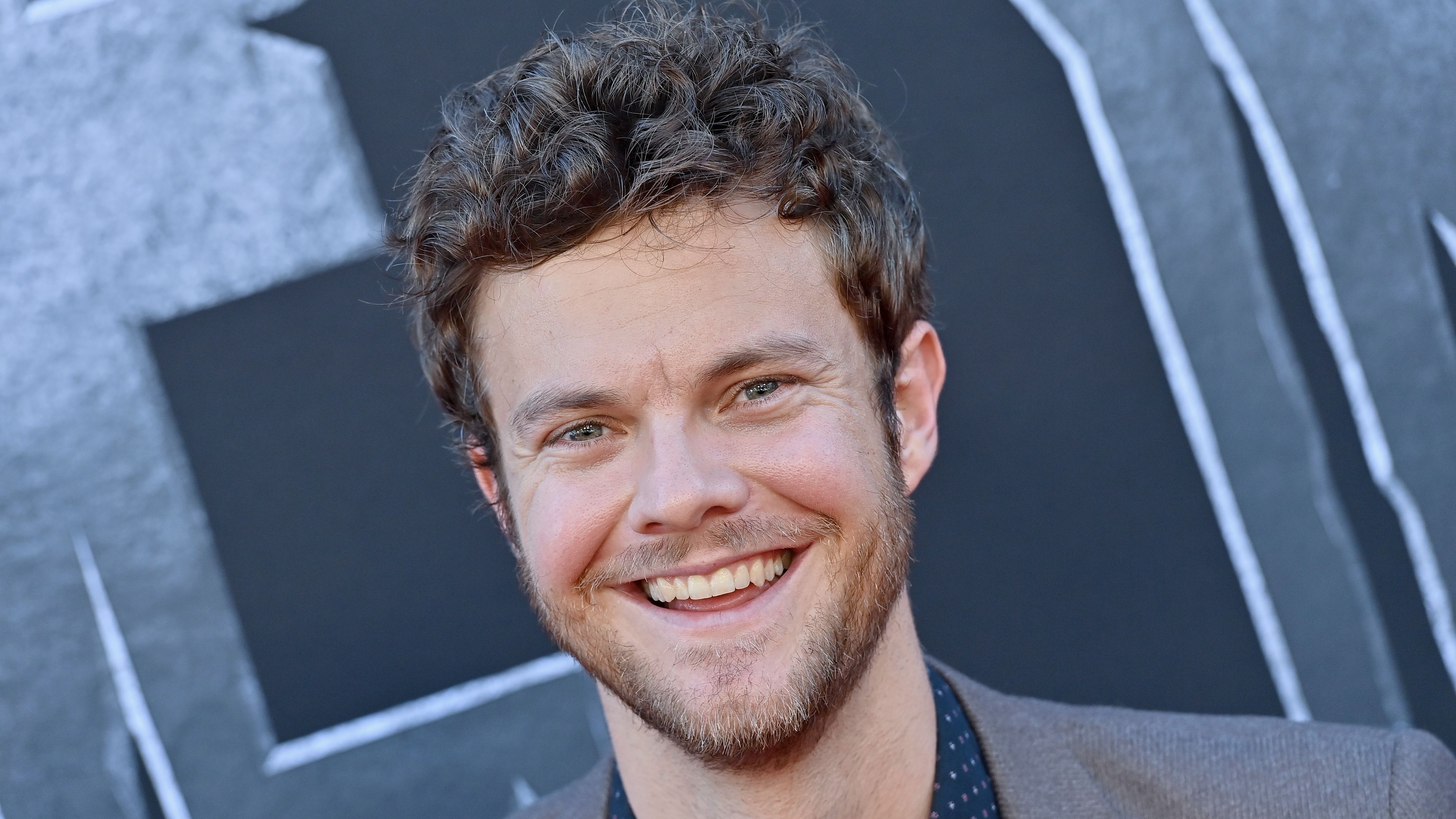 El actor Jack Quaid, un hijo orgullo del talento de su madre.