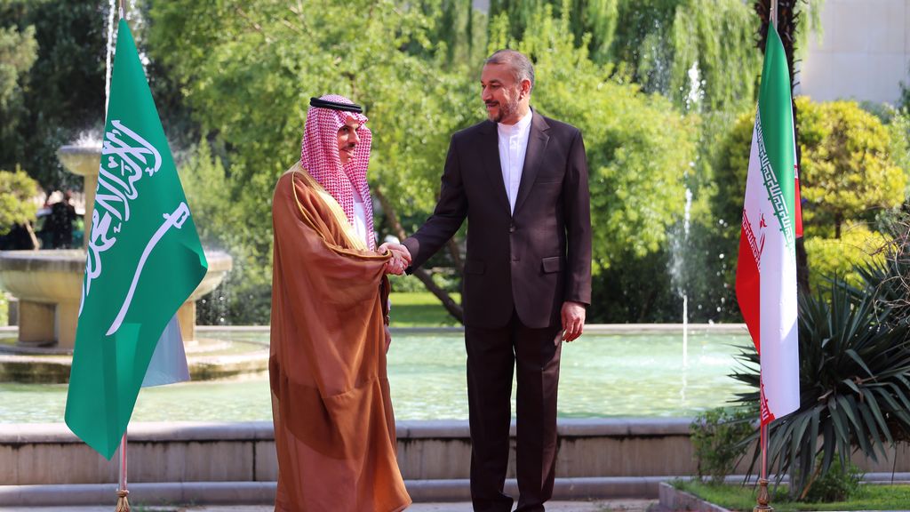 El ministro de Exteriores de Irán, Hosein Amirabdolahian (derecha) junto a su homólogo saudí, Faisal bin Farhan al Saud (izquierda)