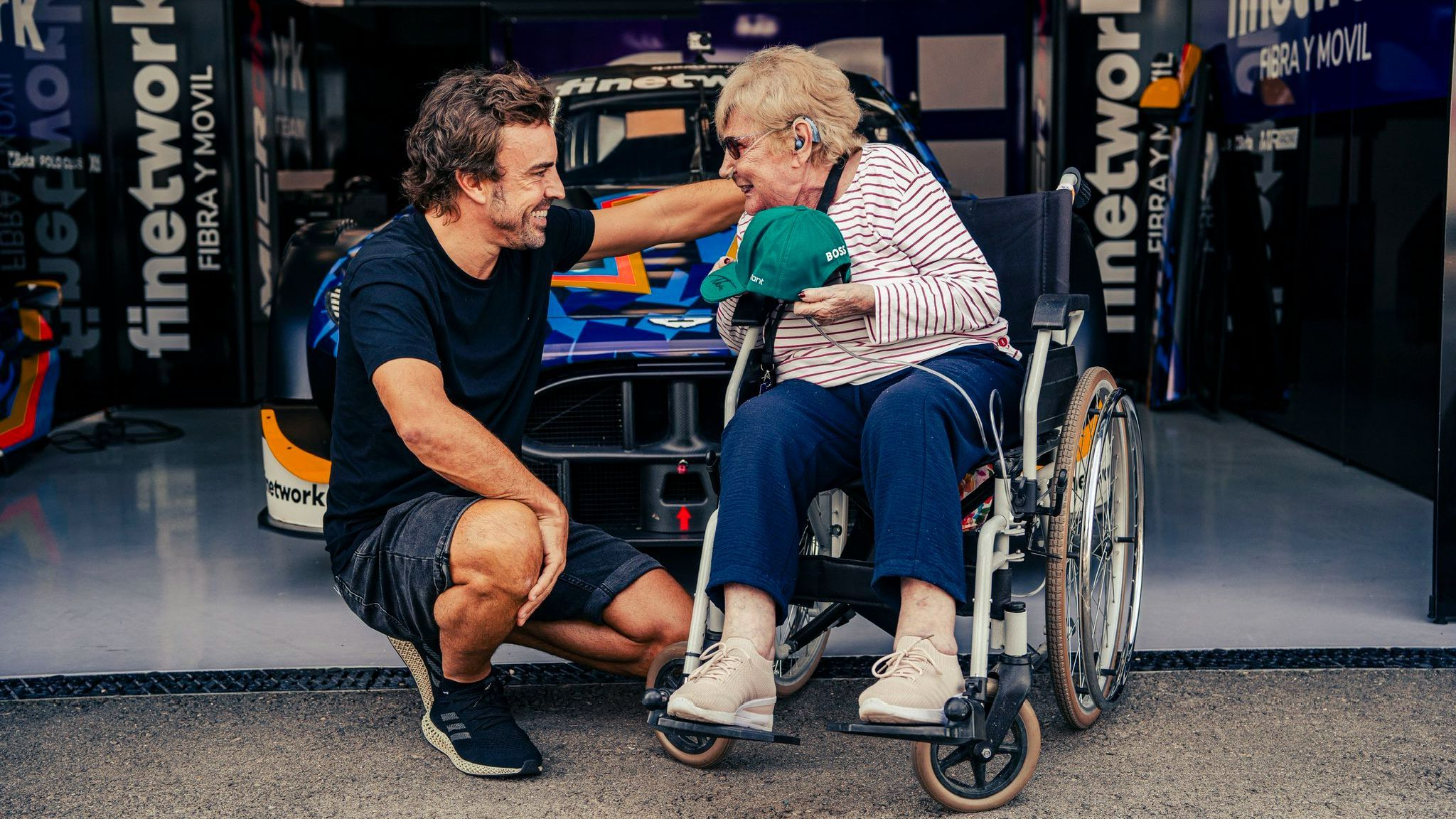 Fernando Alonso cumple el sueño de Paqui: “la abuela más famosa de España” conoce en persona al piloto de F1