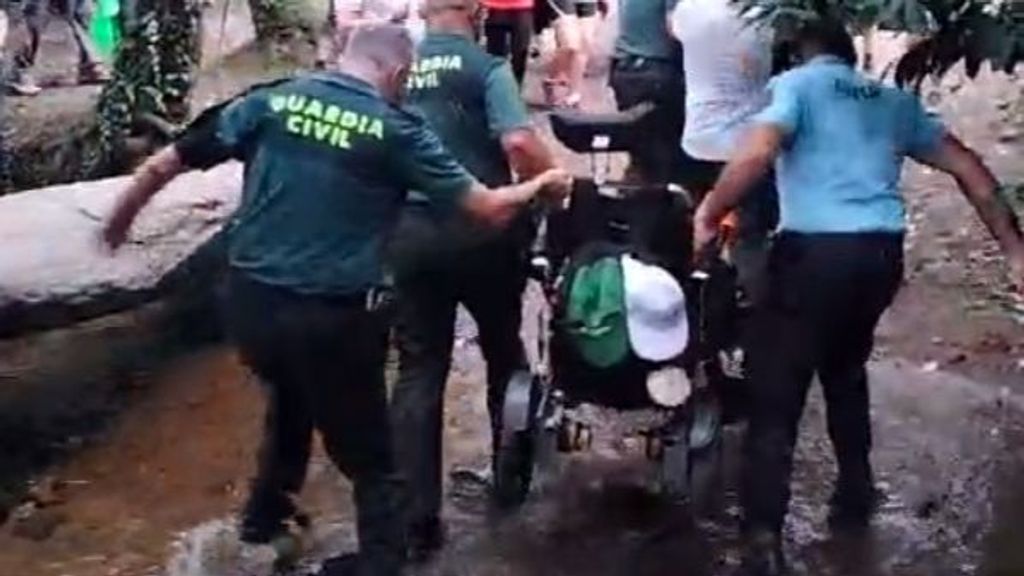 La Guardia Civil se moja para ayudar a unos peregrinos con ELA en el Camino de Santiago