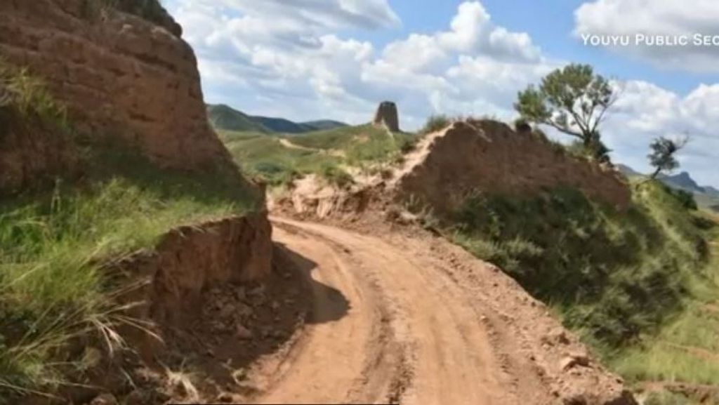 Los dos trabajadores usaron una excavadora para abrir un agujero en la Gran Muralla China y hacer un atajo