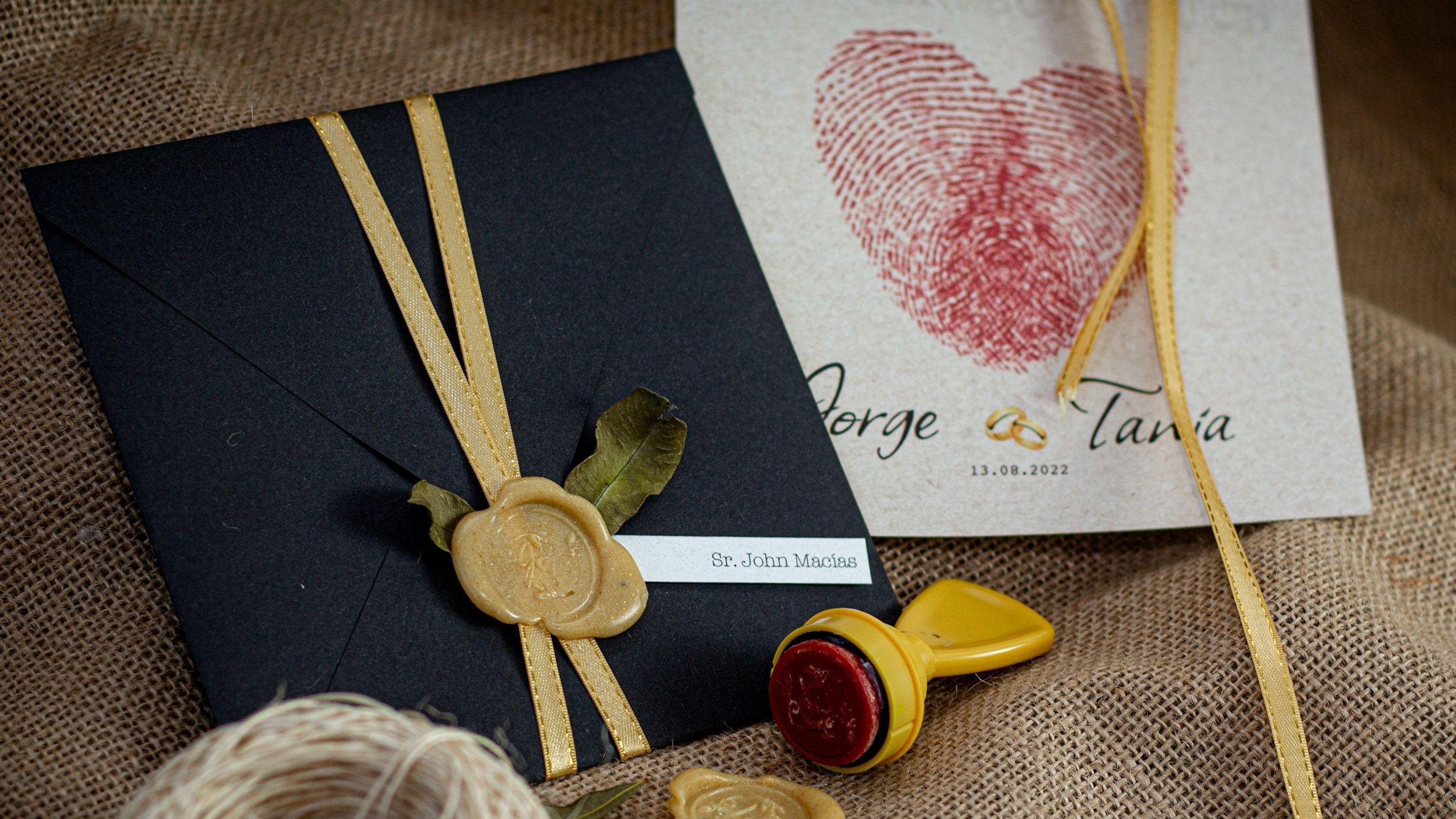 Muchas invitaciones tradicionales ya incluyen un QR. FUENTE: Pexels