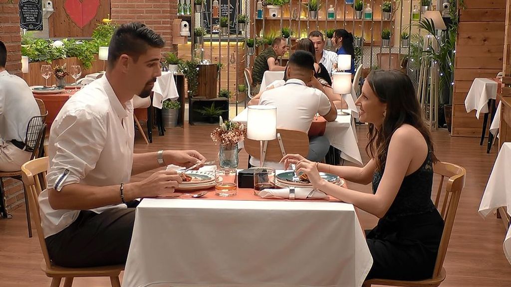 Sheila y Bob durante su cita en 'First Dates'