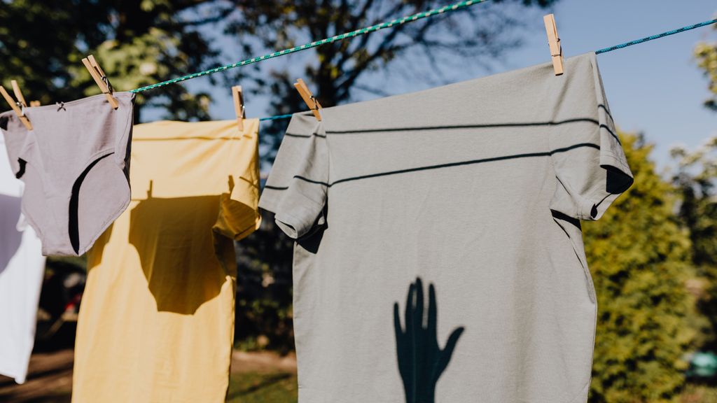 Tiende la ropa al aire libre y separada. FUENTE: Pexels