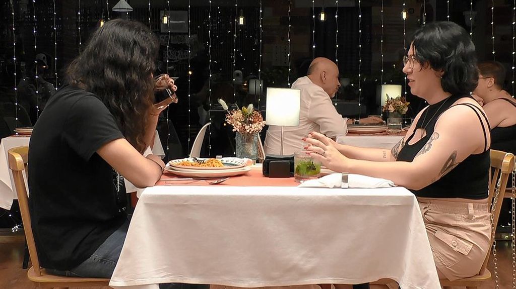 Toni y Laura durante su cita en 'First Dates'