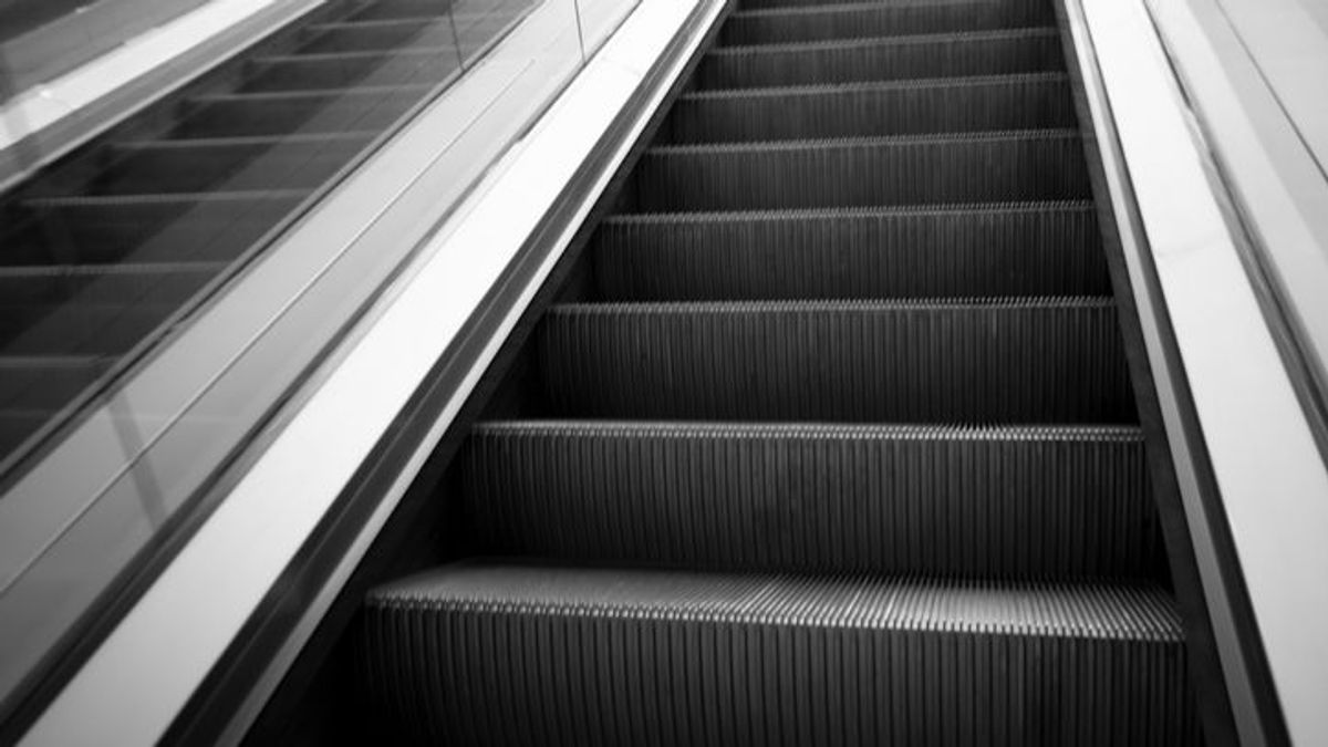 Una niña de dos años se queda atrapada en las escaleras mecánicas de un centro comercial en El Salvador