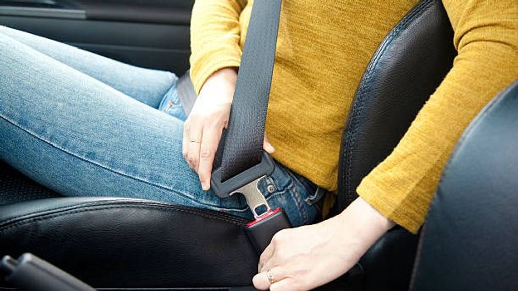 Abrochar cinturón de seguridad.