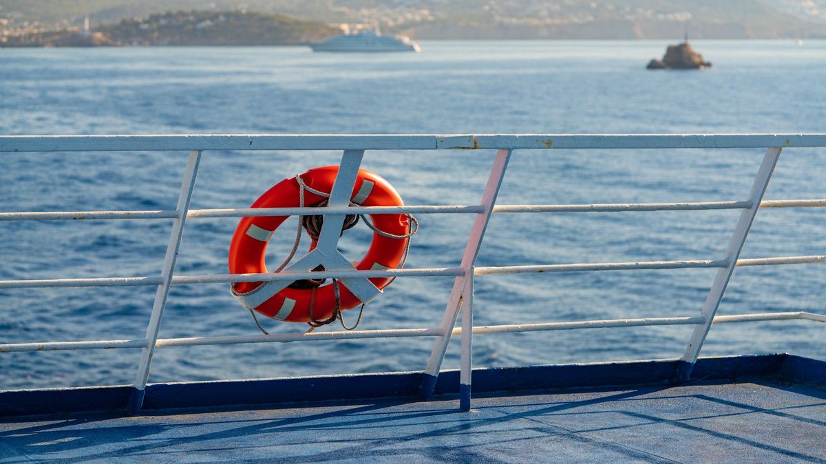 Expulsan a empujones a un pasajero de un ferry por llegar tarde y provocan que muera tras caer al mar en Grecia