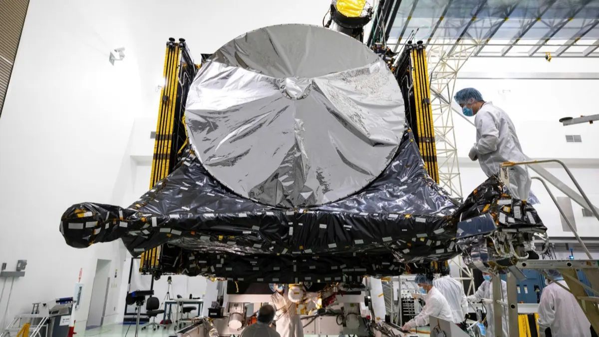 La nave espacial Psyche de la NASA se procesa en una sala limpia antes de su despegue