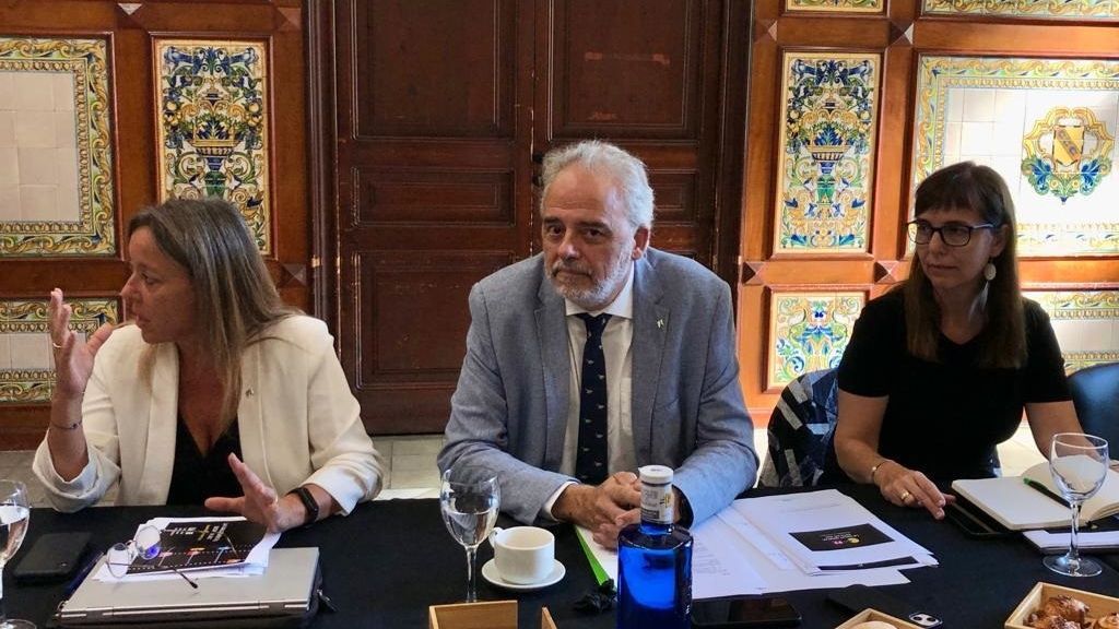 La secretaria general de la UAB, Esther Zapater, el rector de la UAB, Javier Lafuente y vicerrectora de Comunicación y Cultura, Virginia Luzón.