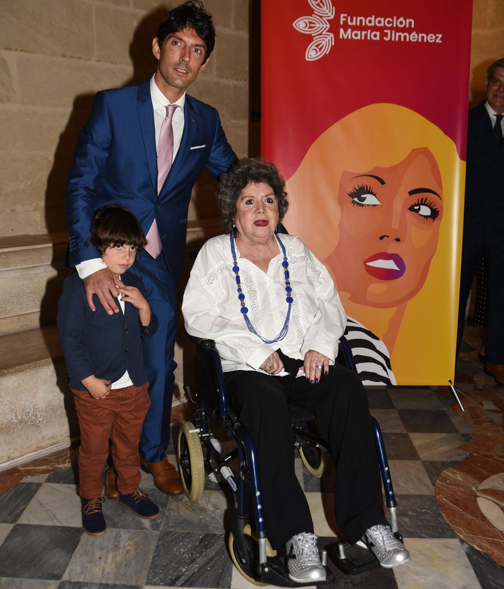 María Jiménez con su hijo Alejandro y su nieto, en un acto de su Fundación