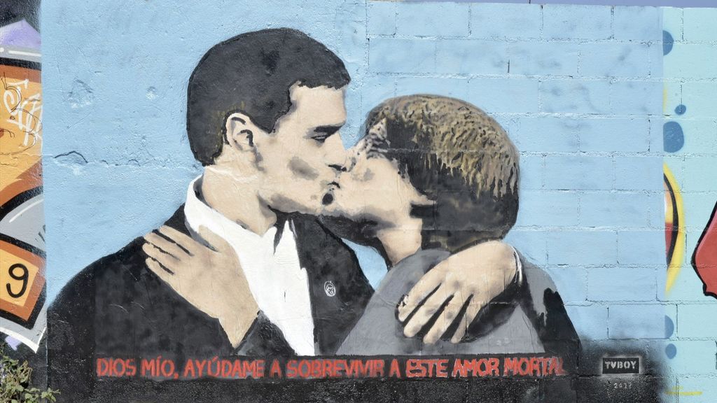 El artista Tvboy pinta el beso entre Pedro Sánchez y Carles Puigdemont en un mural de Barcelona