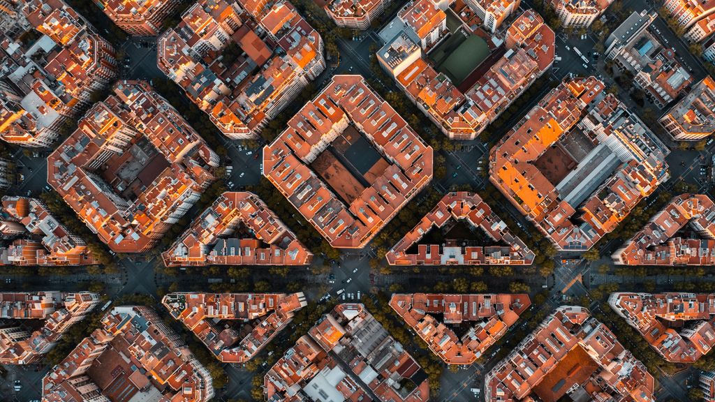 El 'ensanche' barcelonés, un adelanto arquitectónico del siglo XX que se viene intentado actualizar mediante la peatonalización de algunas calles.